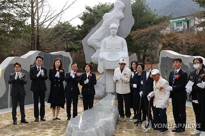 국립대전현충원의 미귀환 국군포로 조형물 [연합뉴스 자료사진]