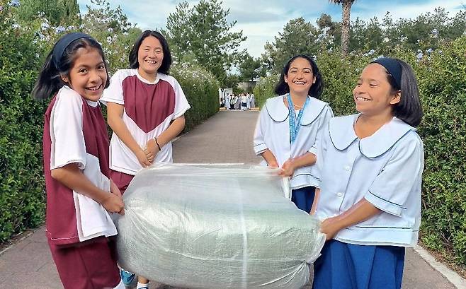 한국 수녀회에서 운영 중인 멕시코 기숙학교 '찰코 소녀의 집'에 의류 기부 ['사랑의 손길' 제공. 재판매 및 DB 금지]