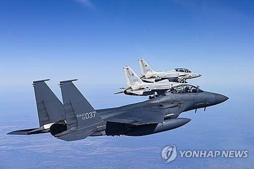 우정 비행하는 한국 공군 F-15K와 필리핀 공군 FA-50PH (서울=연합뉴스) 지난해 7월 31일 호주 다윈기지 상공에서 피치블랙 훈련에 참여한 한국 공군 F-15K와 필리핀 공군 FA-50PH가 우정 비행하고 있다. 2024.7.31 [공군 제공. 재판매 및 DB 금지] photo@yna.co.kr