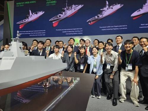 직원들과 기념촬영하는 HD현대중공업 임직원들 (부산=연합뉴스) 김호준 기자 = 정기선 HD현대중공업 부회장은 28일 '국제해양방위산업전(MADEX) 2025'에 참석해 "HD현대는 대한민국 첫 전투함인 울산함을 시작으로 총 106척의 함정을 제작, 이 중 18척을 해외에 수출"했다고 밝혔다. 직원들과 기념촬영하는 정 부회장의 모습 2025.5.28