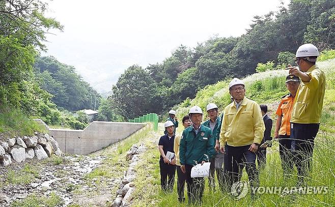 우기 대비 경북 예천군 산사태 피해 복구 현장 점검 이한경 행정안전부 재난안전관리본부장이 6월 17일 산사태가 발생했던 경북 예천군 산사태 피해 복구 현장을 방문해 우기 대비 복구 상황 등을 점검하고 있다. [행정안전부 제공. 재판매 및 DB 금지]