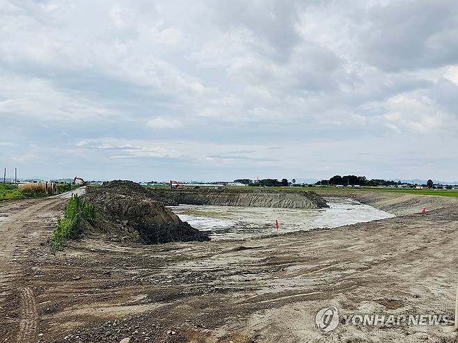 익산 대조천 저류지 공사 현장 (익산=연합뉴스) 김진방 기자 = 19일 전북 익산시 용동면 대조천 인근 하천정비사업 현장에서 중장비들이 저류지 공사를 하고 있다. 2025.6.20 chinakim@yna.co.kr