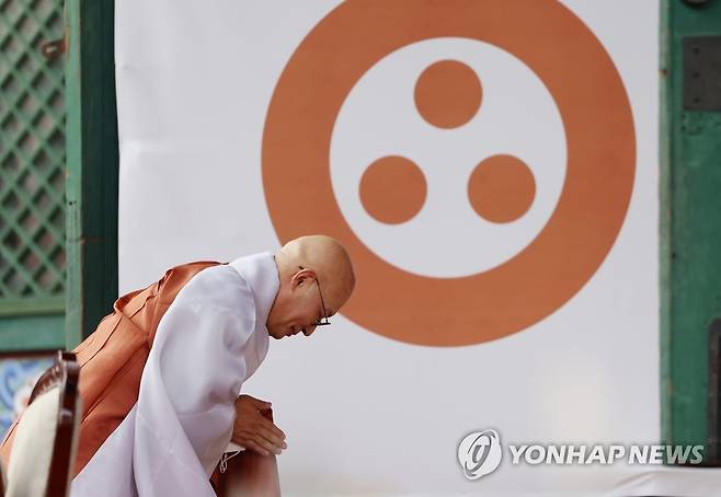 합장하는 진우스님 (서울=연합뉴스) 2022년 10월 5일 서울 종로구 조계사에서 열린 제37대 조계종 총무원장 취임법회에서 진우스님이 합장하고 있다. 취임일은 이보다 앞선 2022년 9월 28일이다. [연합뉴스 자료사진]