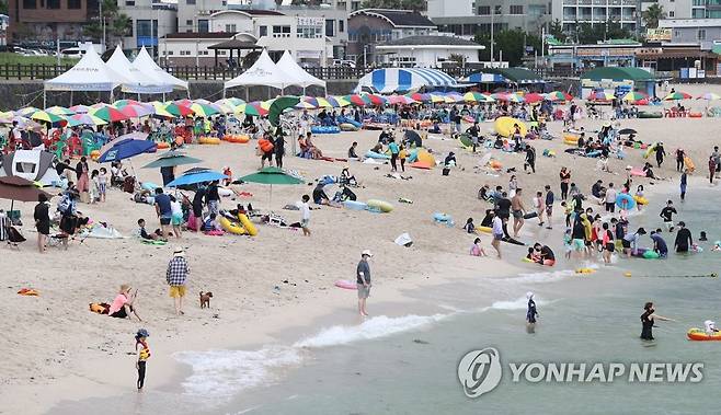 북적이는 곽지 해수욕장 [연합뉴스 자료사진]