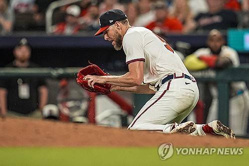 후안 소토의 땅볼 타구를 다이빙 캐치로 잡은 크리스 세일 [Imagan Images=연합뉴스]