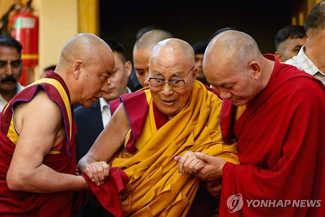 달라이 라마(가운데) [AFP 연합뉴스 자료사진. 재판매 및 DB 금지]