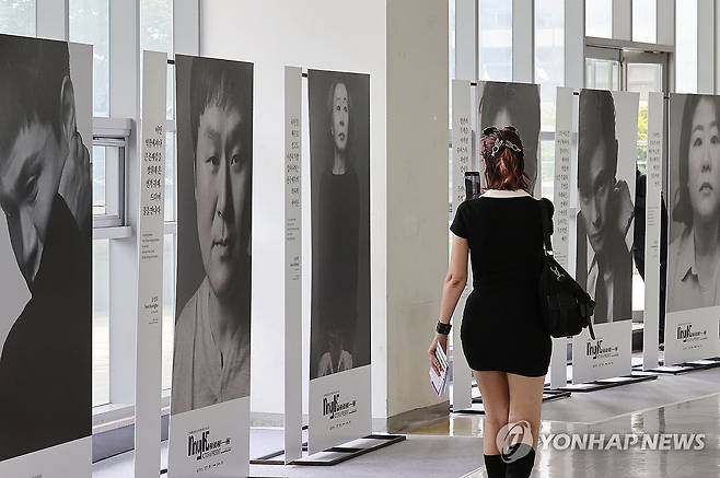 '한국 배우들의 사진' (서울=연합뉴스) 이재희 기자 = 19일 서울 송파구 올림픽공원 핸드볼경기장에서 열린 2025 마이케이 페스타(MyK FESTA)를 찾은 한 외국인이 배우들의 사진을 촬영하고 있다. 2025.6.19 scape@yna.co.kr