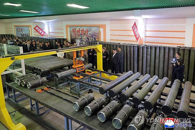 김정은, 군수공장 시찰 (평양 조선중앙통신=연합뉴스) 김정은 북한 국무위원장이 지난 13일 중요군수공업기업소를 현지지도하고 상반기 포탄생산 실태와 능력확장 및 현대화 정형을 구체적으로 요해(파악)했다고 조선중앙통신이 14일 보도했다. 2025.6.14 
    [국내에서만 사용가능. 재배포 금지. For Use Only in the Republic of Korea. No Redistribution] nkphoto@yna.co.kr