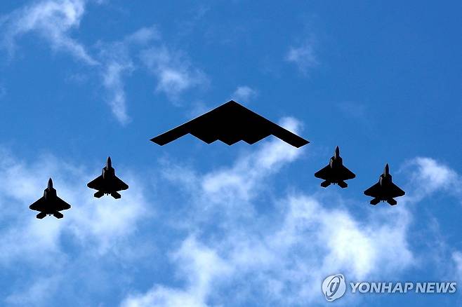 미군에서 운용 중인 B-2 스텔스 폭격기(가운데)와 F-35 전투기 [로이터 연합뉴스 자료사진. 재판매 및 DB 금지]