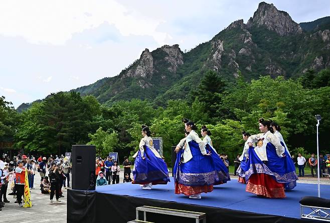 설악 국제 트레킹 페스티벌 축하 공연 [속초시 제공. 재판매 및 DB 금지]