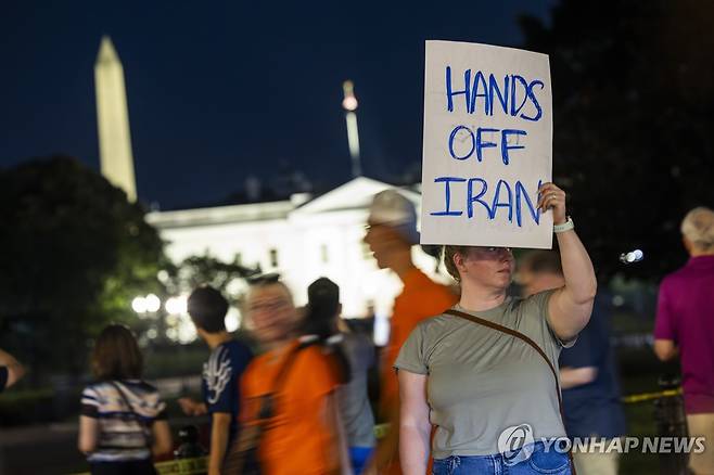 21일(현지시간) 미 워싱턴DC 백악관 앞에서 열린 이란 분쟁 개입 반대 시위 [EPA 연합뉴스]