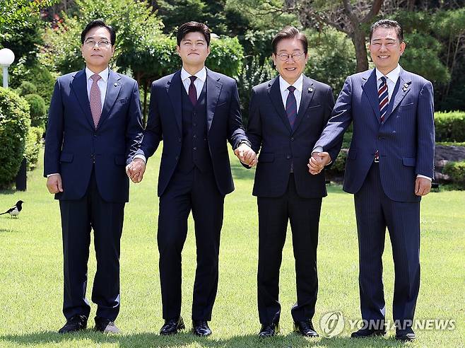 이재명 대통령, 여야지도부 회동 (서울=연합뉴스) 한상균 기자 = 이재명 대통령이 22일 한남동 관저에서 여야 지도부와 오찬에 앞서 기념촬영을 하고 있다. 
    왼쪽부터 국민의힘 송언석 원내대표, 김용태 비상대책위원장, 이 대통령, 더불어민주당 김병기 당대표 직무대행 겸 원내대표. 2025.6.22 xyz@yna.co.kr