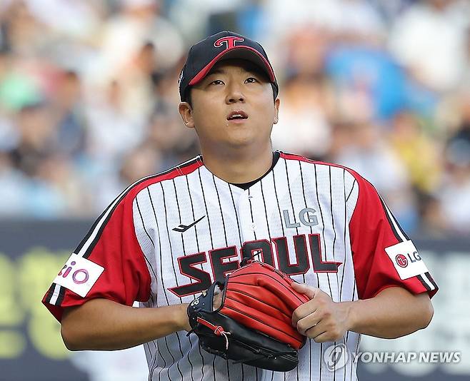 송승기 6회까지 1실점 (서울=연합뉴스) 류영석 기자 = 22일 잠실야구장에서 열린 프로야구 2025 KBO리그 두산 베어스와 LG 트윈스의 경기.
    LG 선발 투수 송승기가 6회를 마친 뒤 더그아웃으로 향하고 있다. 2025.6.22 ondol@yna.co.kr