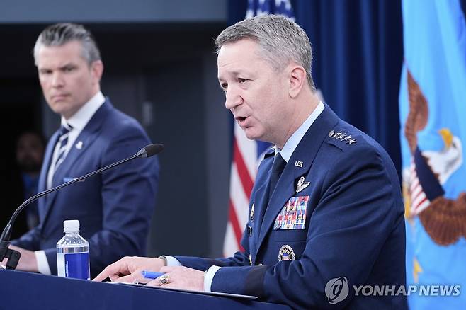 이란 핵시설 공습 작전 브리핑하는 케인 미국 합참의장 (알링턴[美버지니아주] AP=연합뉴스) 댄 케인 미국 합참의장이 22일(현지시간) 국방부에서 미군의 이란 핵시설 공습 작전에 대해 브리핑하고 있다. 옆에는 피트 헤그세스 국방부 장관. 2025.6.22