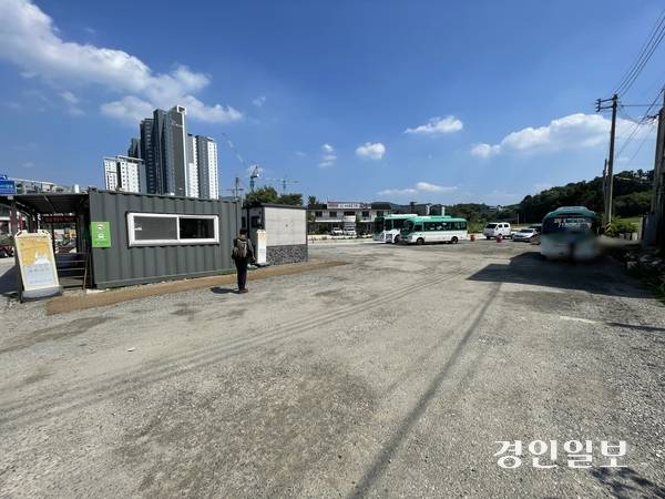 가평군 설악면 임시버스터미널 이용객이 비포장 상태의 터미널 주변을 걷고 있다. 2025.6.22 가평/김민수기자 kms@kyeongin.com