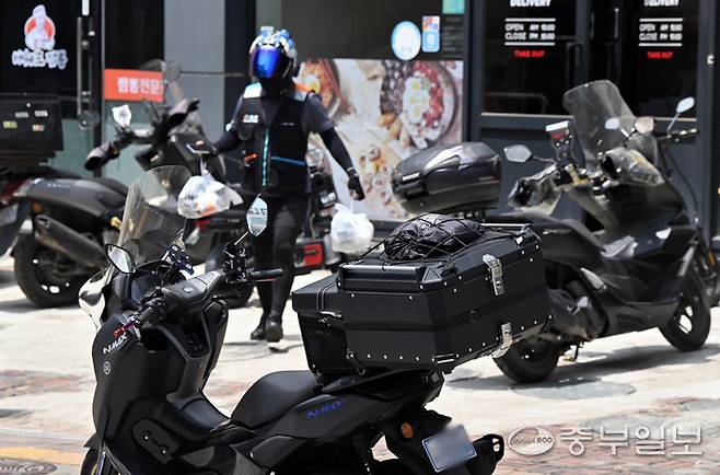 수원시 팔달구 한 배달 전문매장 앞에서 배달라이더가 포장 음식을 옮기고 있다. 김경민기자