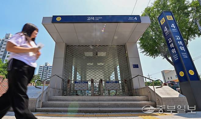 23일 오후 수원시 권선구 고생동의 고색역 4번 출구가 철제 덧문으로 내려졌다. 사진=임채운기자
