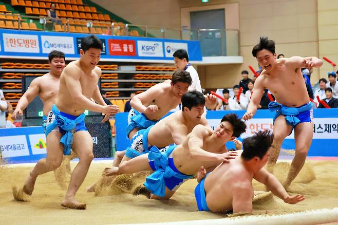 23일 충북 제천체육관에서 열린 제79회 전국씨름선수권대회 대학부 단체전에서 우승을 차지한 경기대가 우승을 확정한 후 함께 기뻐하고 있다. 사진=대한씨름협회