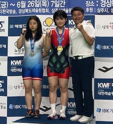 23일 경북 상주실내체육관에서 열린 양정모올림픽제패기념 제50회 KBS배 전국레슬링대회 여고부 자유형 65㎏급서 우승한 최보빈(사진 가운데·성남 서현고)이 김호철(사진 오른쪽에서 1번째) 교장과 함께 기념사진을 찍고 있다. 사진=경기체육고등학교