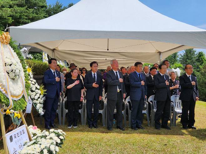 22일 충남 부여군 외산면 가족묘원에서 열린 고 김종필 전 국무총리 추도식 참석자들이 국민의례를 하고 있다. 사진제공=김종필문화재단
