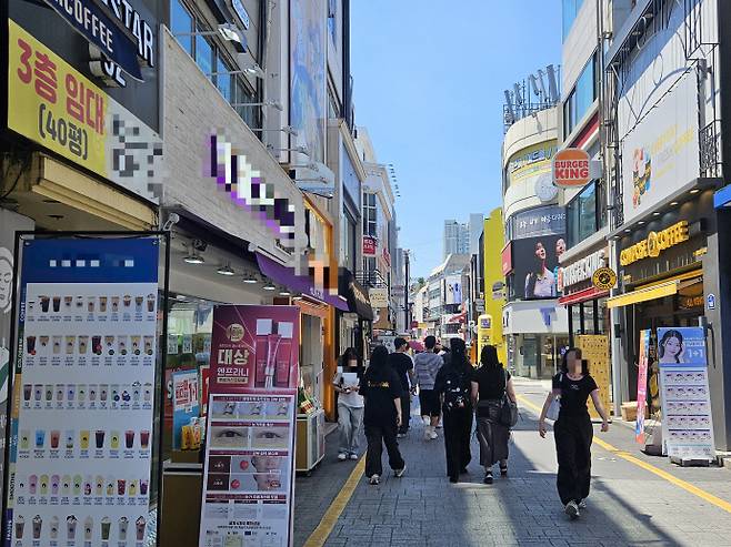 광주 충장로는 평일 낮 32도가 넘는 무더운 날씨에도 불구하고 '호남 최대 상권'이라는 명성에 걸맞게 시민들로 북적였다. 그러나 충장로1·2·3가로 이어지는 주요 거리에는 서너 집 건너 한 집꼴로 텅 빈 상가 유리문에 임대 현수막이 붙어 있었다. /김다란 기자 kdr@namdonews.com