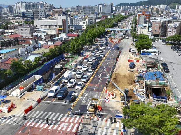 23일 광주시 동구 필문대로에서 진행되고 있는 도시철도 2호선 건립 공사. 정부 2차 추경안에 도시철도 2호선 공사 예산 등이 포함돼 공정에 속도가 붙을 것으로 전망되고 있다.
  /김진수 기자 jeans@kwangju.co.kr