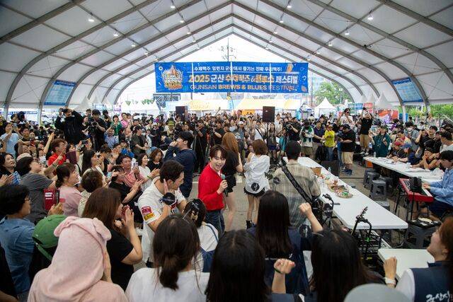 ‘2025 군산 수제맥주&블루스 페스티벌’을 방문한 연예인들이 즉석에서 흥을 돋우고 있다./사진제공=군산시