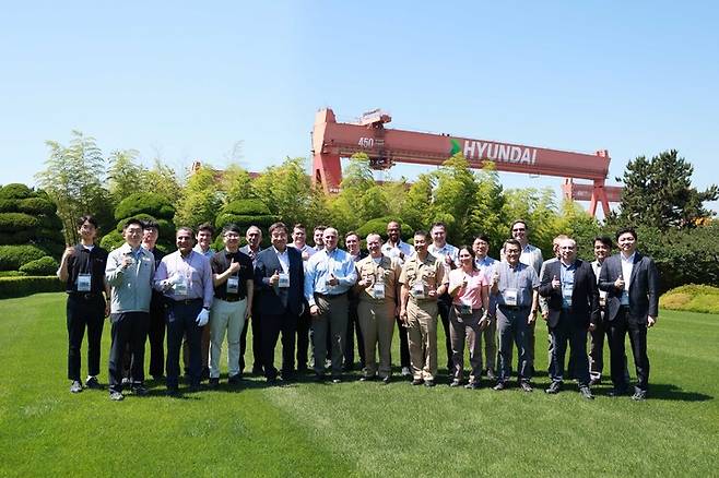 미국 주요 대학의 조선·해양 공학 분야 교수들로 구성된 美 조선·해양 전문가 그룹이 울산 HD현대중공업 본사를 방문해 글로벌 1위 K-조선소의 역량을 직접 살폈다. HD현대중 제공