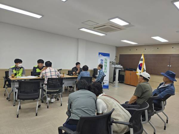 밀양시 민원지적과에서 찾아가는 지적재조사 현장민원실을 운영해 경계 설정에 대한 토지 소유자의 의견을 청취하고 있다. / 밀양시