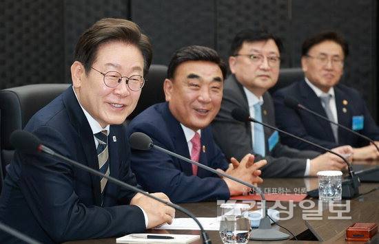 ▲ 이재명 대통령이 지난 20일 울산전시컨벤션센터에서 열린 인공지능(AI) 글로벌 협력 기업 간담회에서 참석자 발언을 듣고 있다. 대통령실통신사진기자단