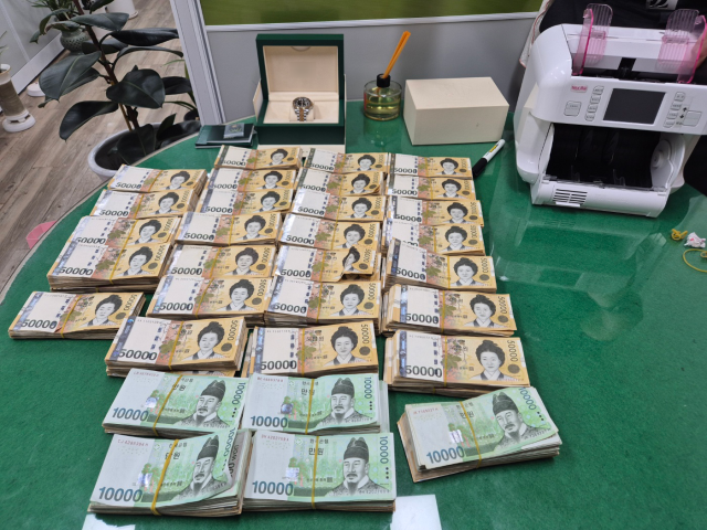 경찰이 B씨 등 일당에게 압수한 현금. 경북경찰청 제공.