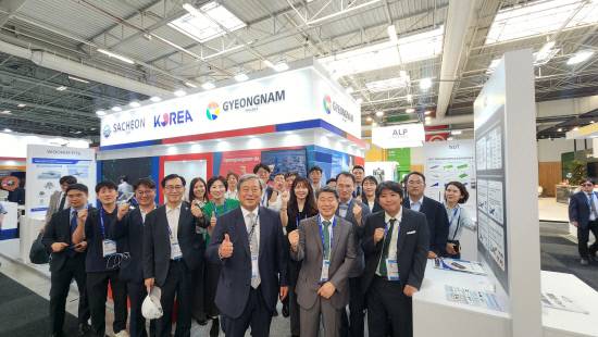 프랑스 파리 르부르제 공항에서 열린 2025 파리에어쇼에 참가한 경남 기관과 기업들이 9억 달러 규모의 수출상담 성과를 올린뒤 화이팅을 외치고 있다. 사진=경남도