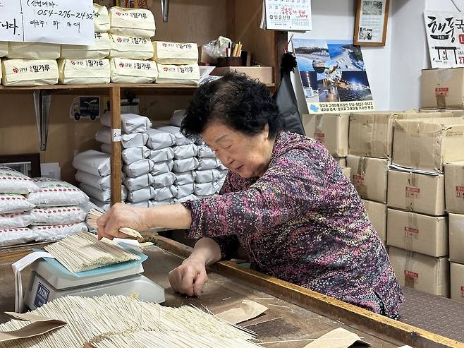 이순화 장인이 재단한 국수를 포장하고 있다. /단정민기자