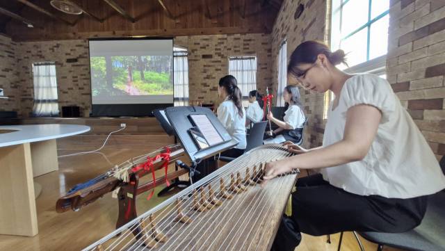지난 18일 부산대 박물관에서 열린 제2회 부산국제실험영화제. 스크린에 상영되는 영화에 맞춰 국악 라이브 영화음악이 연주되고 있다. 김희돈 기자