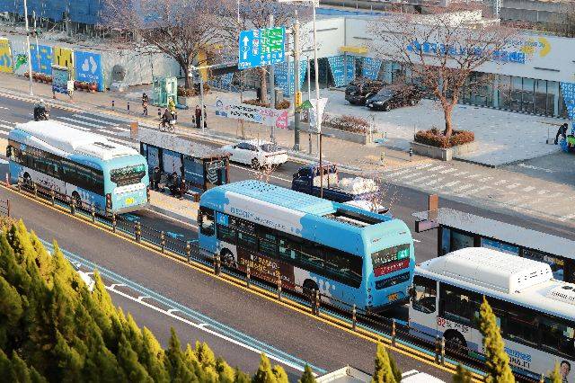 부산 동구 중앙버스전용차로(BRT)를 달리고 있는 시내버스. 부산일보DB