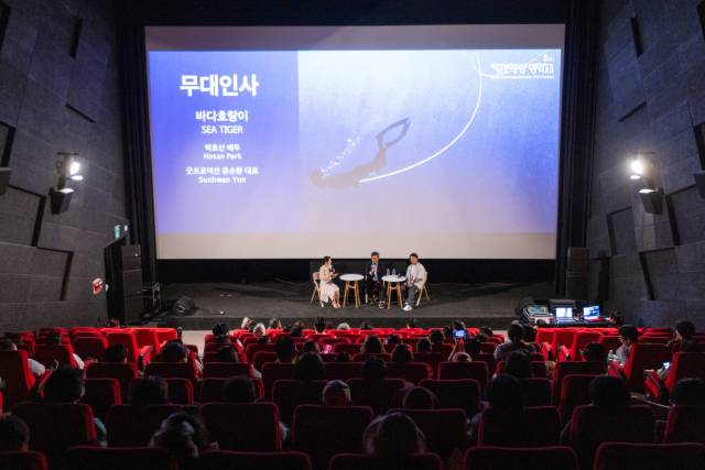 제8회 국제해양영화제가 지난 22일 오후 부산 해운대구 영화의전당 소극장에서 폐막식을 갖고 나흘간의 항해를 마무리했다. 폐막작 '바다 호랑이' 상영을 앞두고 제작자와 배우가 무대인사를 하고 있다. 국제해양영화제 조직위 제공