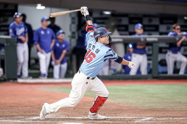 롯데 자이언츠 김민성이 지난 22일 부산 사직구장에서 열린 삼성 라이온즈와의 경기 7회 만루 상황에서 싹쓸이 3타점 결승타를 날리고 있다. 롯데 자이언츠 제공