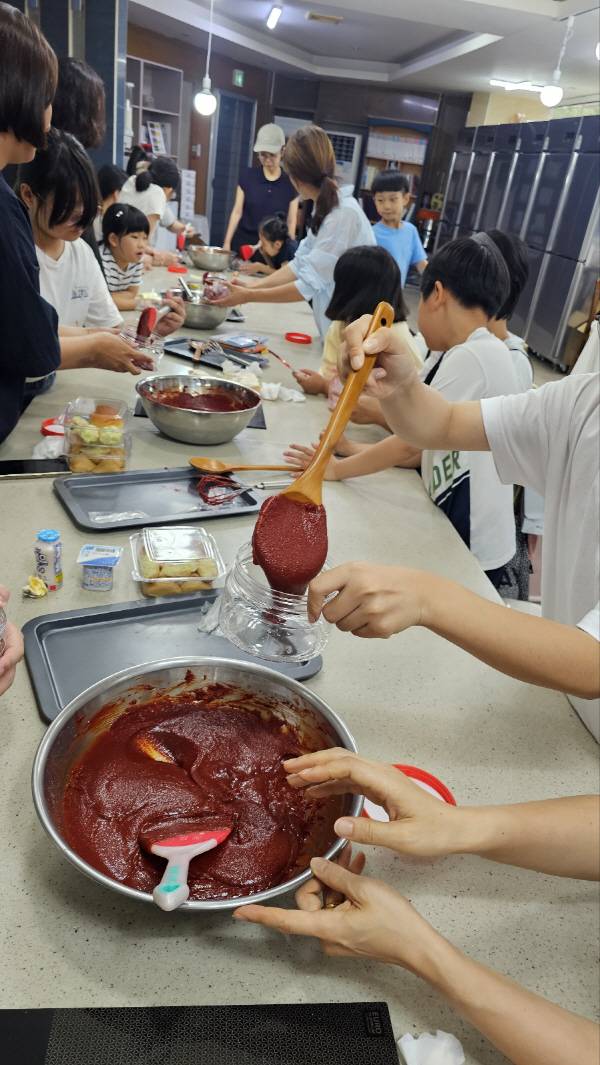 영주서부초, 음식 통해 정서 치유와 공감 나눈 가족 힐링캠프 운영(고추장 만들기 체험)