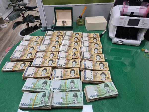경북경찰이 수개월간 추적한 끝에 3,100억 원 규모의 불법 도박자금 세탁 조직을 검거하는 데 성공했다고 23일 밝혔다.(경북경찰이 압수한 현금다발)