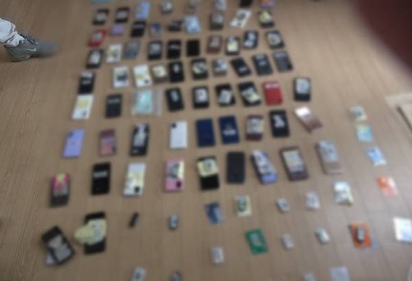 경북경찰이 수개월간 추적한 끝에 3,100억 원 규모의 불법 도박자금 세탁 조직을 검거하는 데 성공했다고 23일 밝혔다. (현장 압수한 휴대전화 등 경북경찰청 제공)