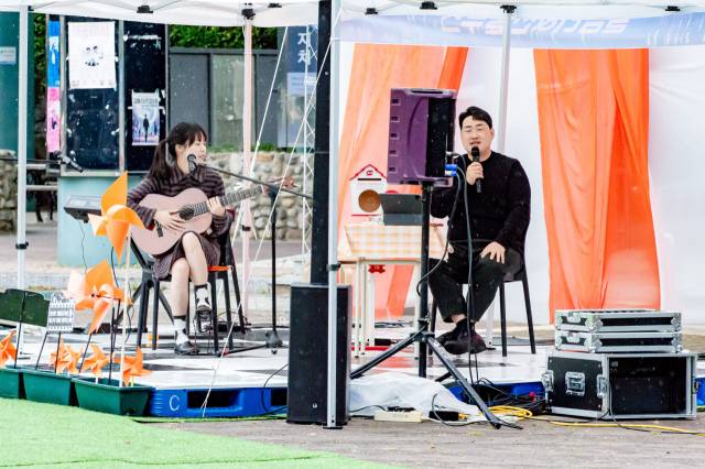 지난해 열린 김해 뮤직 페스티벌 ‘연어’에서 전민수씨가 시민의 사연을 읽어주고 있다./본인 제공/