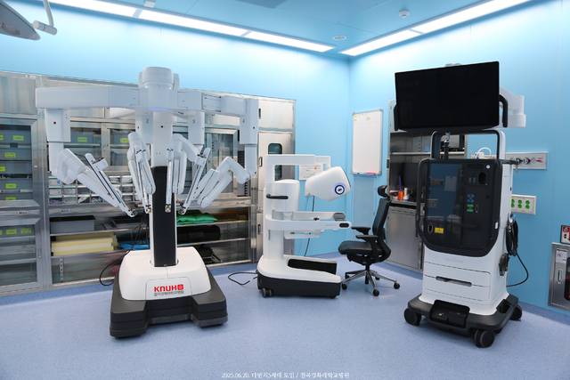칠곡경북대병원이 도입한 최신 로봇수술 장비 '다빈치 5세대'. 칠곡경북대병원 제공