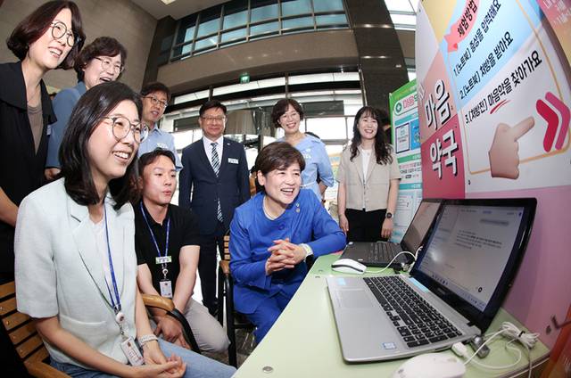 지난 20일 대구시교육청 동관 1층에 마련된 'AI 마음약국' 체험 코너에서 강은희 교육감과 직원들이 마음건강 처방 체험을 하고 있다. 대구시교육청 제공