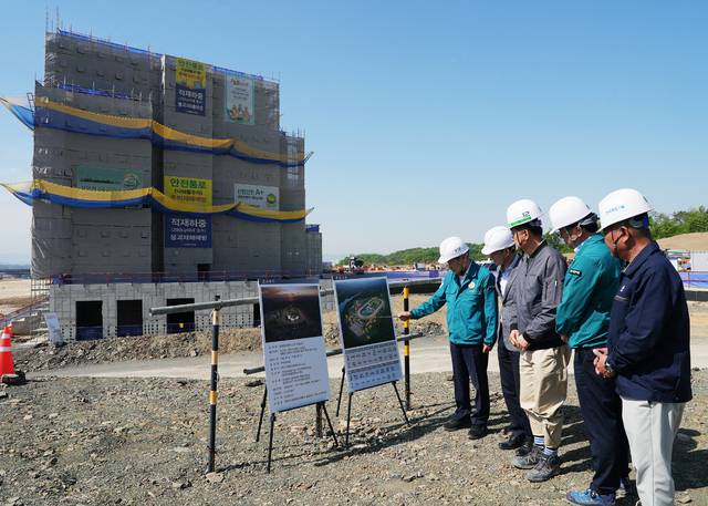최기문 영천시장(왼쪽 첫번째)이 조성 중인 영천경마공원 현장을 방문한 모습. 영천시 제공