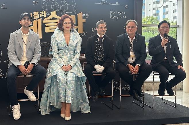 지난 20일 대구오페라하우스에서 열린 기자간담회에서 관계자들이 제19회 개막작 '테슬라'에 대해 설명하고 있다. 왼쪽부터 작곡가 아론 서베슈티엔, 두카 테슬라·사라 베른하르트 역의 배우 니콜렛 푸레디, 니콜라 테슬라 역 배우 게르거 미콜라, 프로듀서 보나 티보르, 배성혁 딤프 집행위원장. <사진=정수민기자>