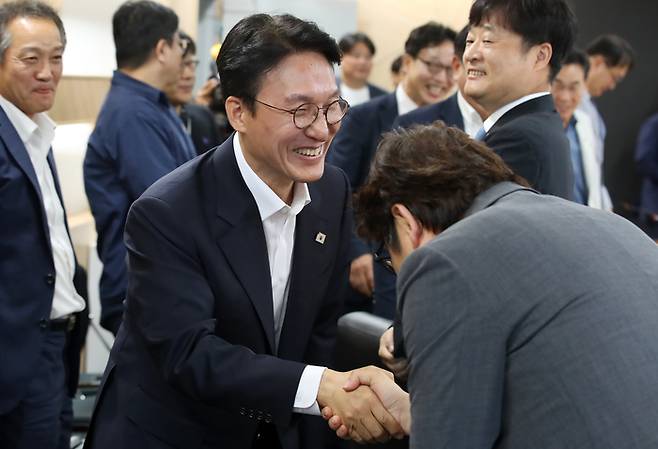 김민석 국무총리 후보자가 20일 대구 수성구 대구디지털혁신진흥원에서 열린 '인공지능 전환(AX) 연구거점 조성을 위한 경청 간담회'에서 참석자와 인사하고 있다. 연합뉴스