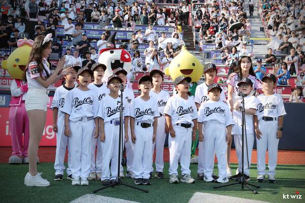 KT 위즈는 22일 수원 KT 위즈 파크에서 열린 NC 다이노스와의 홈경기에 앞서 KT알파와 공동 후원하는 유소년 야구단 초청 행사를 진행했다(사진=KT)
