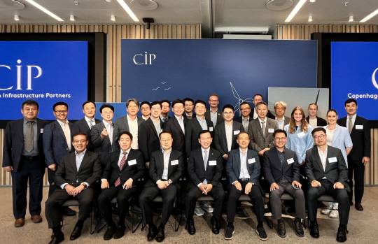 서유석 금융투자협회장(앞줄 왼쪽 네번째)과 국내 자산운용사 CEO 등으로 구성된 대표단이 현지 시간 지난 17일 덴마크 코펜하겐에 위치한 CIP(코펜하겐 인프라스트럭쳐 파트너스) 본사에 방문했다./ 사진=CIP 제공