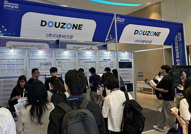 더존비즈온은 22일부터 오는 24일까지 부산항국제전시컨벤션센터에서 열리는 '2025 대한의료정보학회 춘계학술대회''에 참가해 전시부스 운영과 기업 특별 세션 발표에 나섰다./사진 제공=더존비즈온