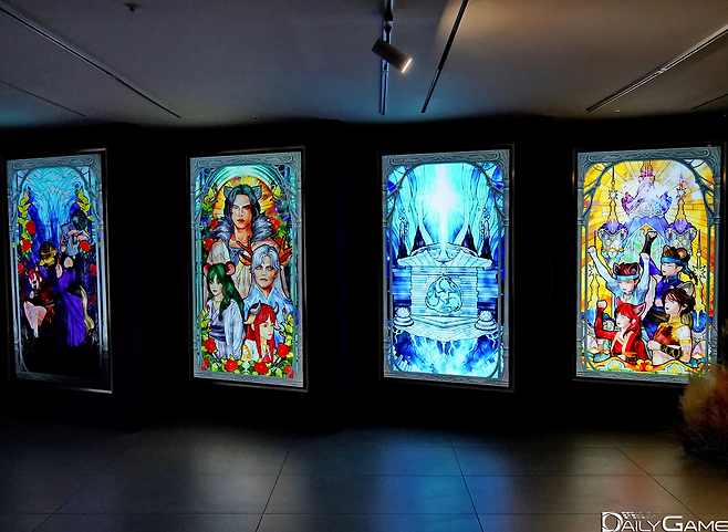 게임의 주요 캐릭터들을 스테인드 글라스 스타일로 만나볼 수 있다.